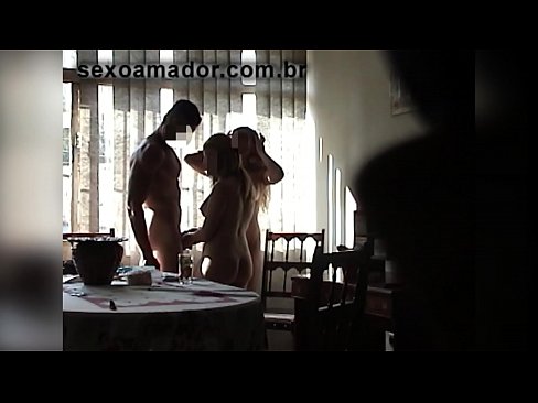 ❤️ Οι φίλοι του σεξ προσκαλούν έναν γιγαντιαίο άνδρα και ένα τρίο μαζί του ❤️ Πορνό βίντεο ️